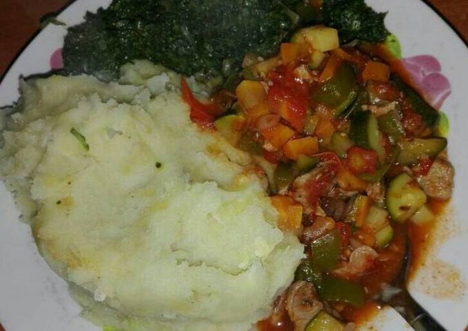 Mashed potatoes with beef stew and vegetables