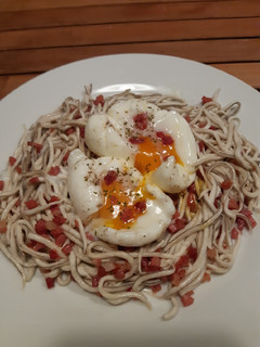 Una foto de Salteado de gulas y huevos poche