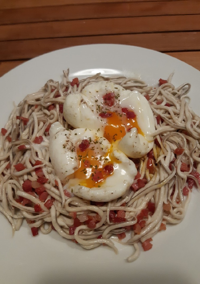 Una foto de Salteado de gulas y huevos poche