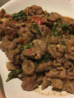 รูปของ กะเพราเนื้อน่องลาย