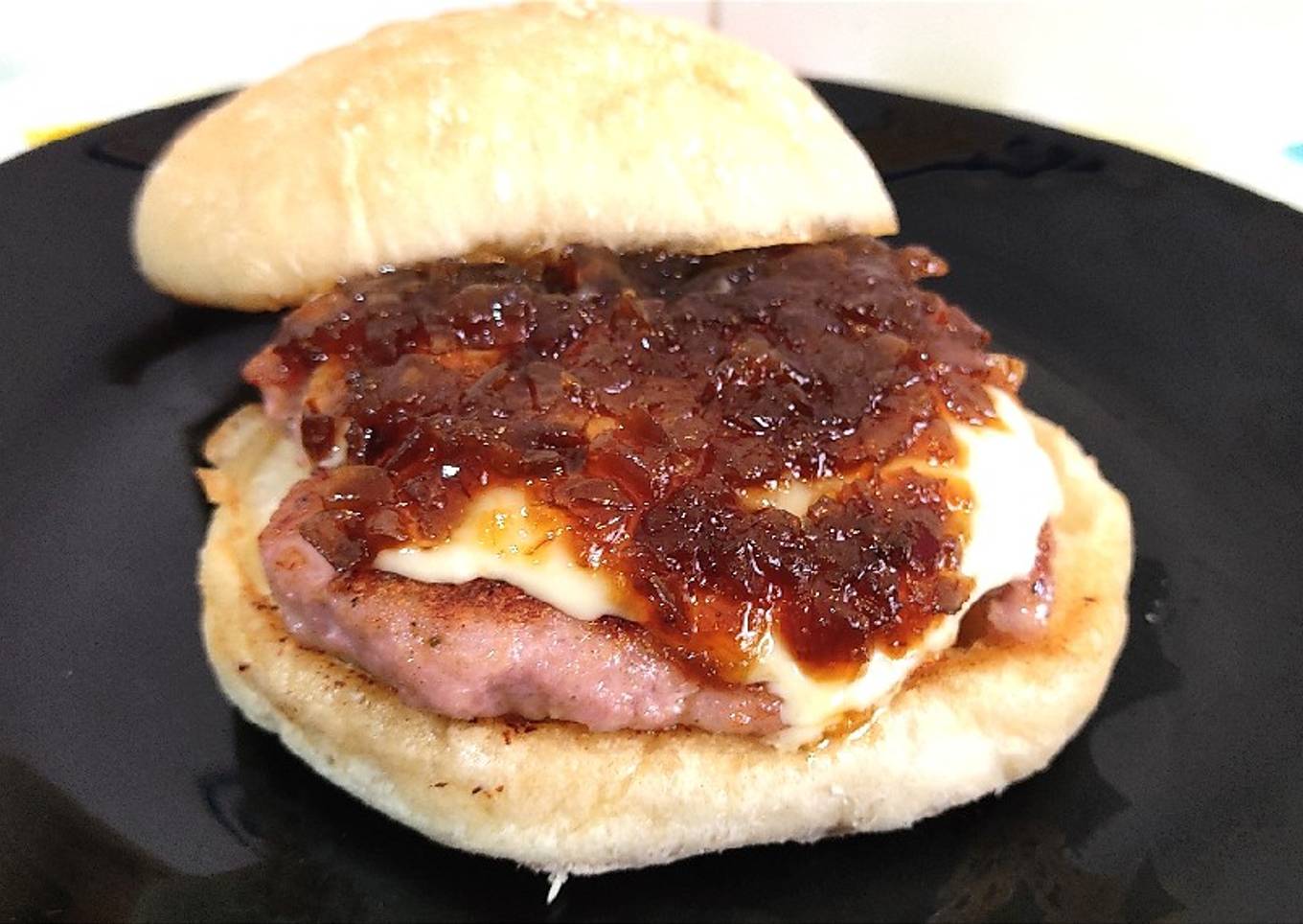 Hamburguesa con mermelada de cebolla y queso gallego