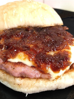 Foto principal de Hamburguesa con mermelada de cebolla y queso gallego