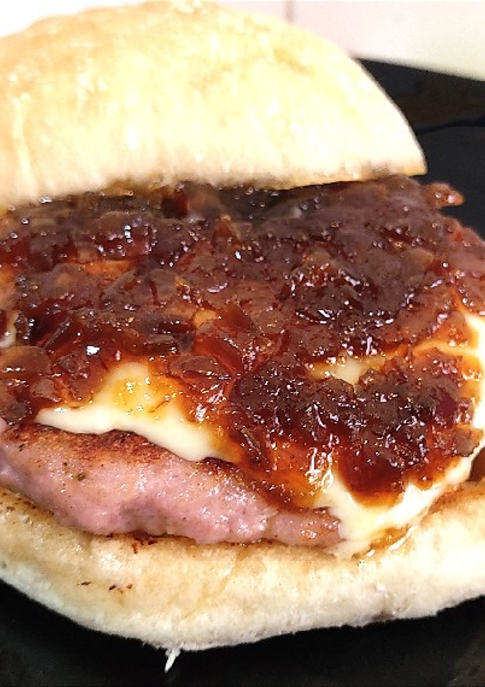Una foto de Hamburguesa con mermelada de cebolla y queso gallego