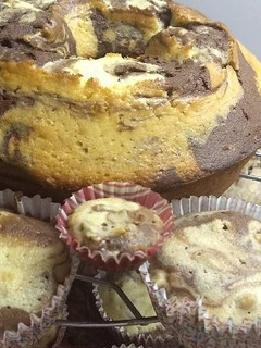 Una foto de Torta marmolada y muffins especial para cumpleaños