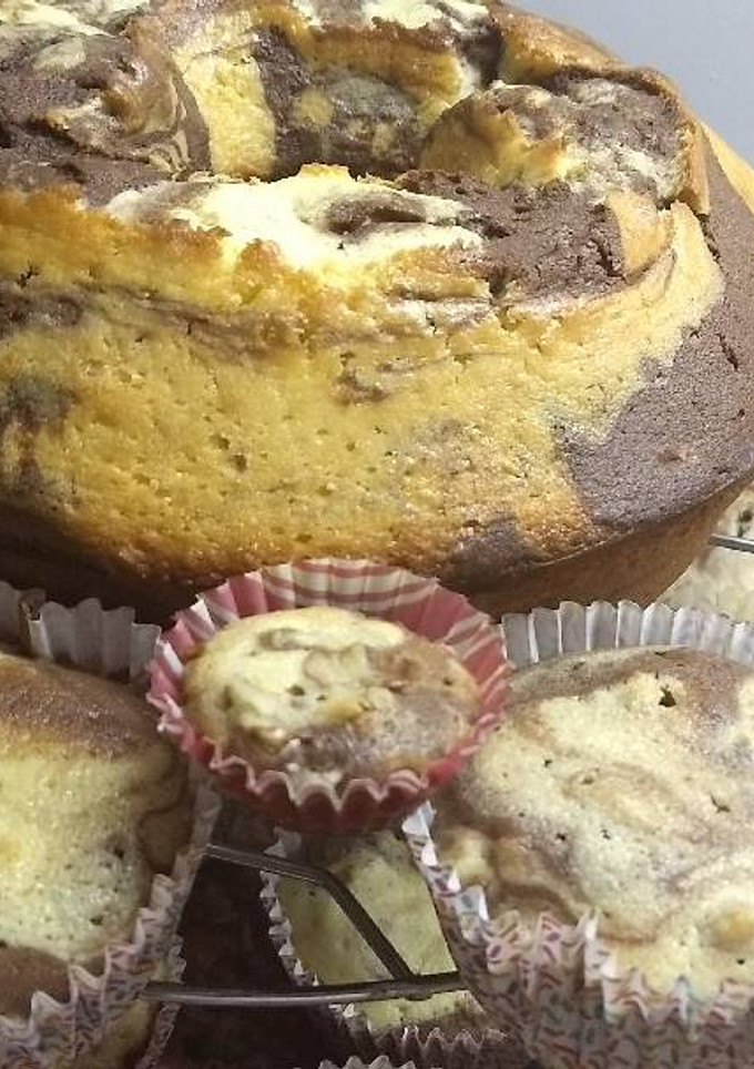 Una foto de Torta marmolada y muffins especial para cumpleaños