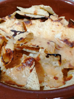 Una foto de Nachos con salsa de queso al horno