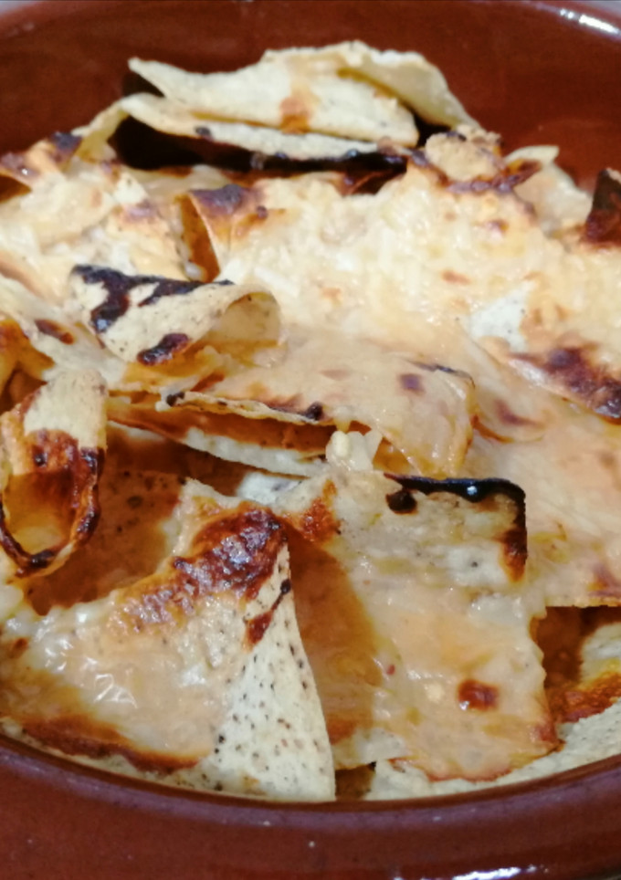 Una foto de Nachos con salsa de queso al horno