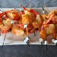 Brochettes de gambas en chemise