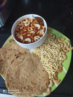 કાજુ ગાંઠિયા નું શાક (Kaju Ganthiya Shak Recipe In Gujarati) રેસીપી મુખ્ય ફોટો