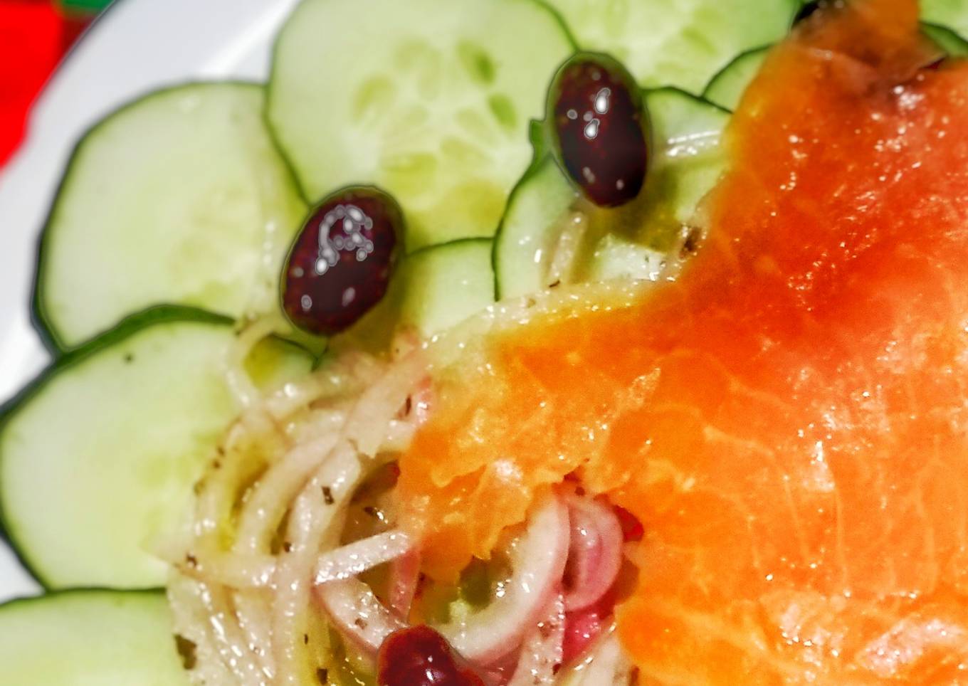 Ensalada de pepino con salmón