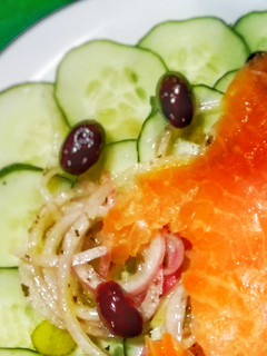 Una foto de Ensalada de pepino con salmón