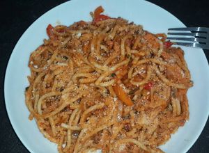 Una foto de Espaguetti con morrón y tocino