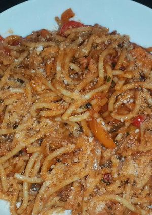 Una foto de Espaguetti con morrón y tocino