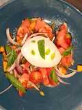 Ensalada de tomate y nectarina con bonus track de anchoa