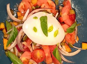 Una foto de Ensalada de tomate y nectarina con bonus track de anchoa