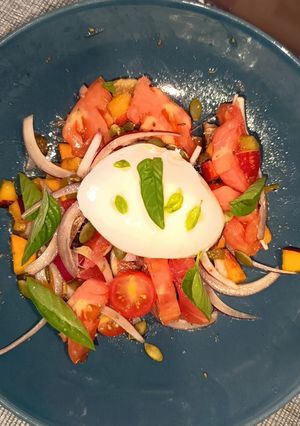 Una foto de Ensalada de tomate y nectarina con bonus track de anchoa