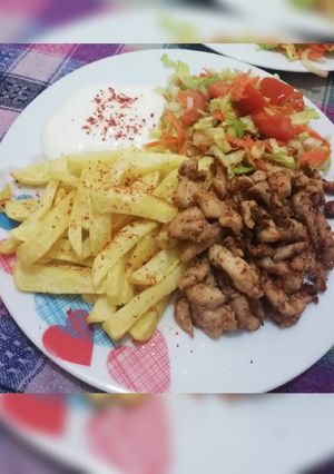 صورة لوصفة وجبة شاورما بنكهات لذيذة و بسيطة 😍