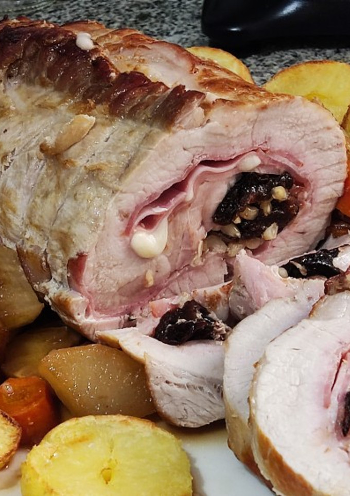 Una foto de Lomo relleno de ciruelas, piñones, bacon, jamón York y queso