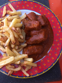 Una foto de Patatas fritas en airfryer con costillejas y tomate