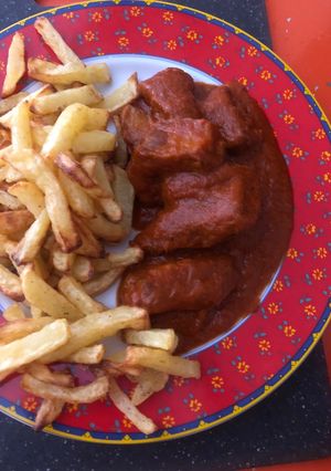 Una foto de Patatas fritas en airfryer con costillejas y tomate