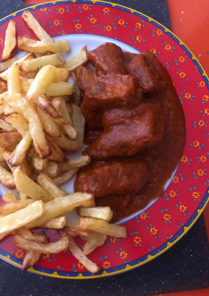 Una foto de Patatas fritas en airfryer con costillejas y tomate