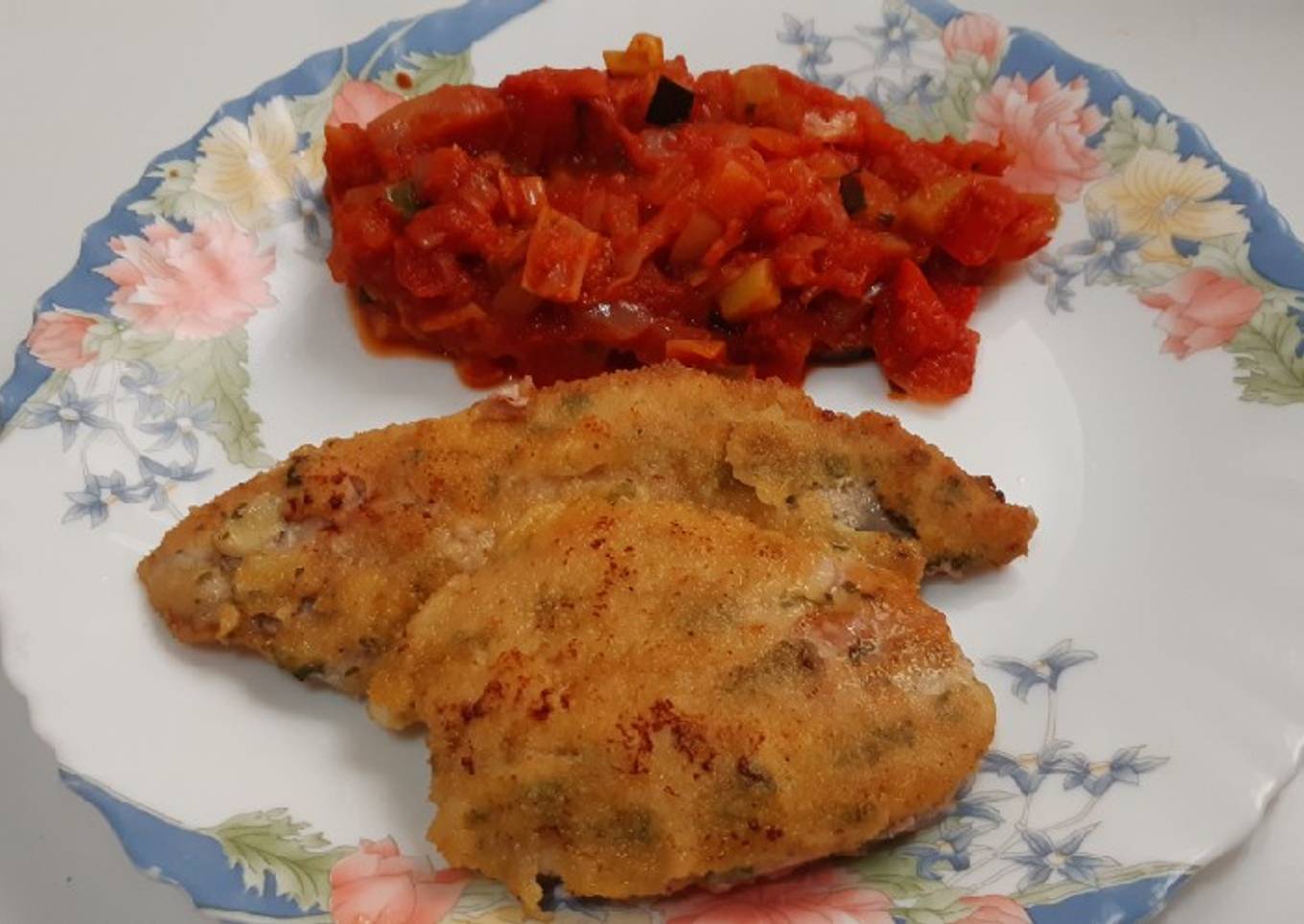 Filetes de cerdo empanados, con pisto
