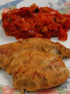Una foto de Filetes de cerdo empanados, con pisto