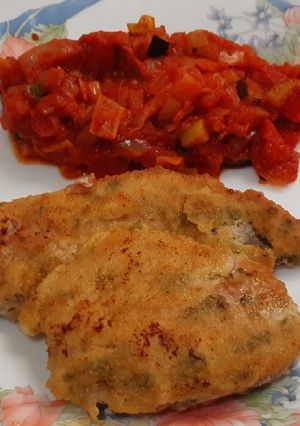 Una foto de Filetes de cerdo empanados, con pisto