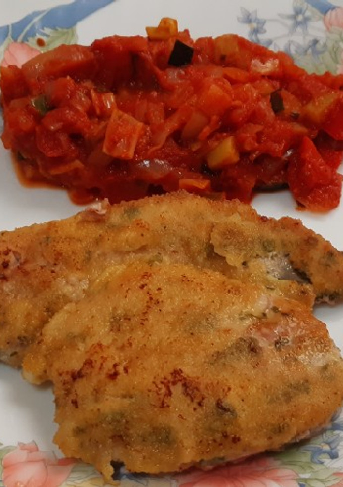 Una foto de Filetes de cerdo empanados, con pisto