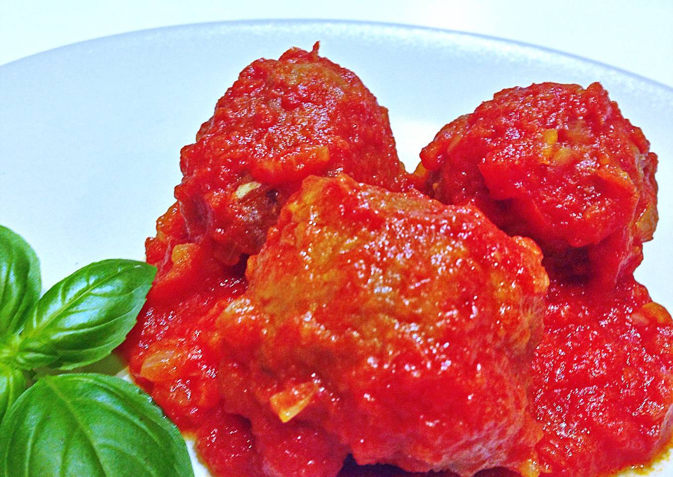 Albóndigas con tomate y albahaca