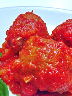 Una foto de Albóndigas con tomate y albahaca