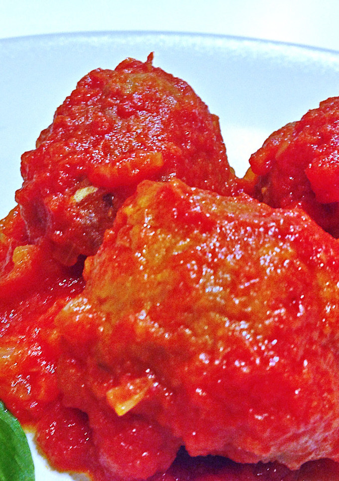 Una foto de Albóndigas con tomate y albahaca