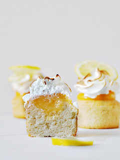 Una foto de Pastelitos y curd de limón
