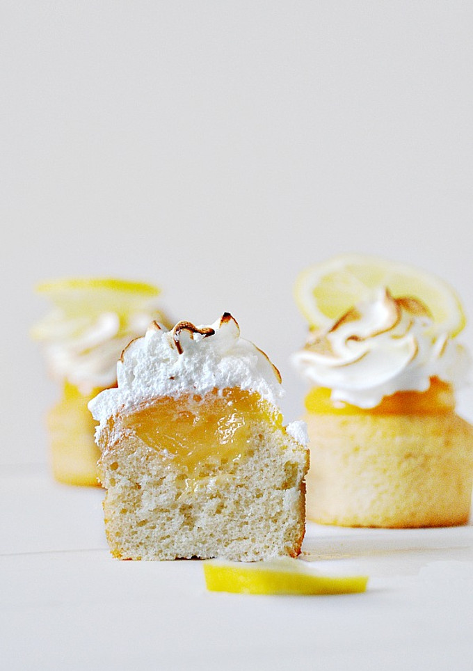 Una foto de Pastelitos y curd de limón