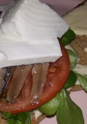 Foto principal de Sándwich de canónigos, tomate, queso fresco y anchoas