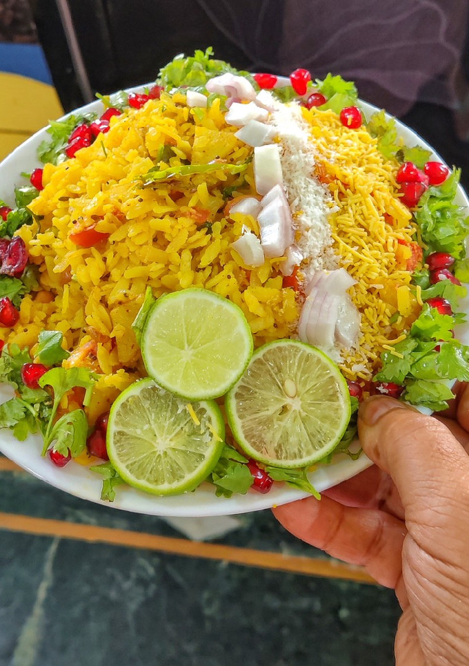 कांदा बटाटा पोहा मुंबई स्ट्रीट स्टाइल (Kanda batata poha mumbai street style recipe in hindi) रेसिपी मुख्य फोटो