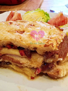 Una foto de Pastel de pan de molde al horno con bacon y dátiles
