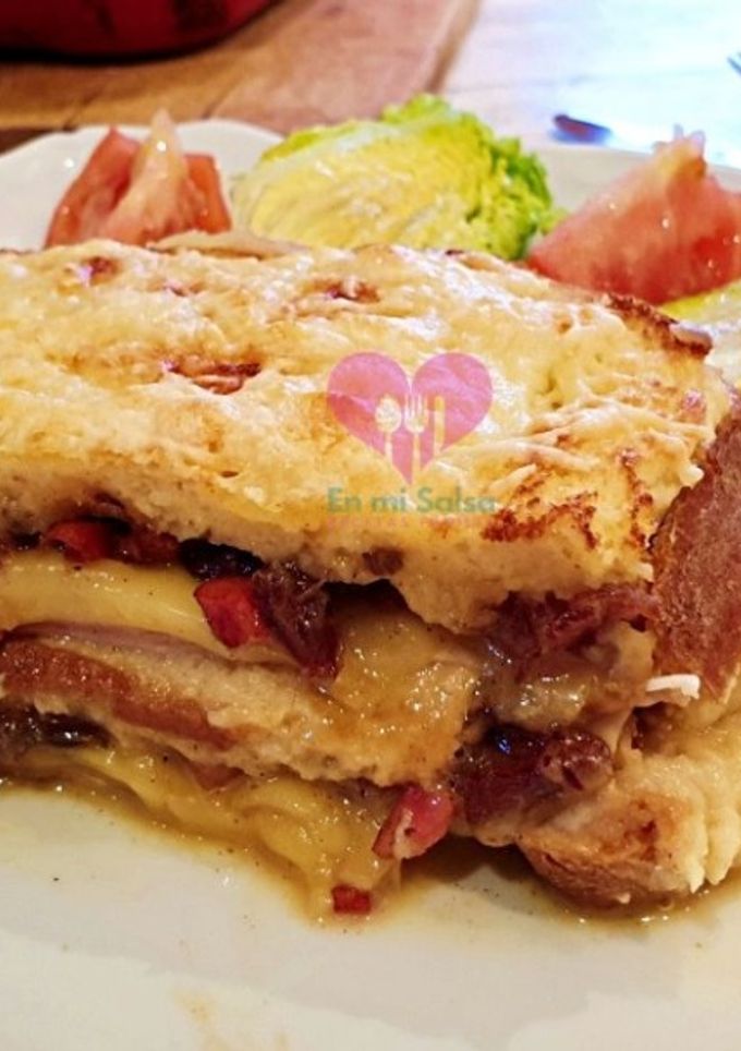 Una foto de Pastel de pan de molde al horno con bacon y dátiles