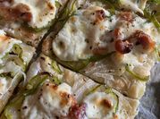 Una foto de pizza con tocineta