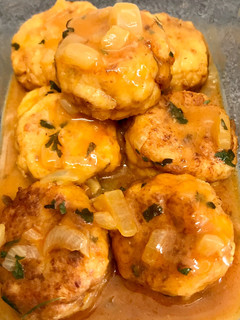 Una foto de Albóndigas de merluza y gambas en salsa de marisco y azafrán 💃