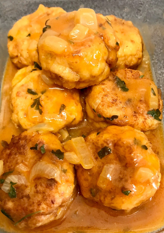 Una foto de Albóndigas de merluza y gambas en salsa de marisco y azafrán 💃