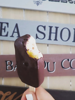 Una foto de Helado de mango, anacardo y chocolate