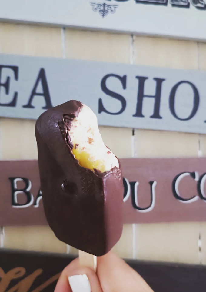 Una foto de Helado de mango, anacardo y chocolate