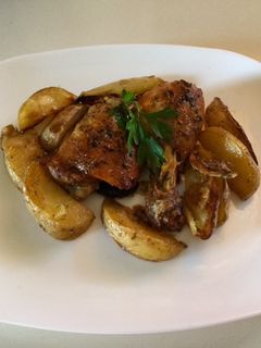 Una foto de Pollo al horno con ajos, limón y tomillo
