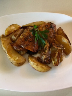 Una foto de Pollo al horno con ajos, limón y tomillo
