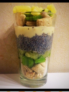 Una foto de Desayuno saludable: Vaso de cereales, anana, kiwi, yogur y chía