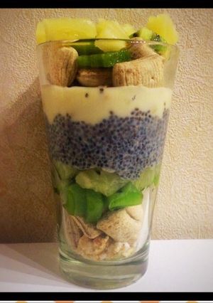 Una foto de Desayuno saludable: Vaso de cereales, anana, kiwi, yogur y chía