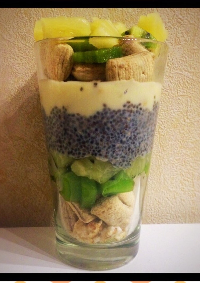 Una foto de Desayuno saludable: Vaso de cereales, anana, kiwi, yogur y chía