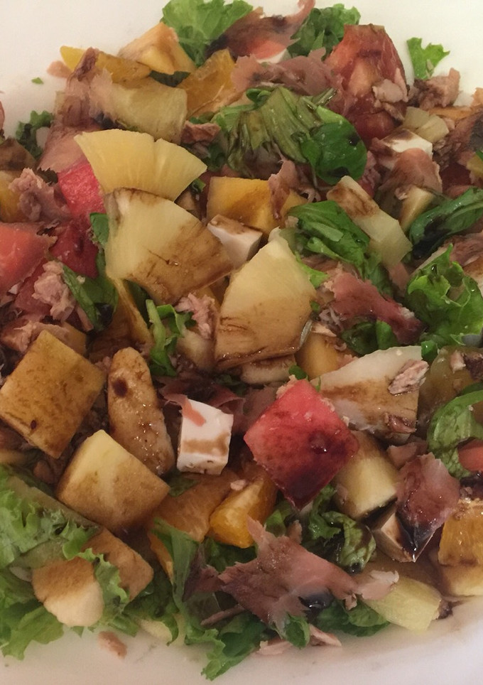 Una foto de Ensalada con Frutas de Temporada