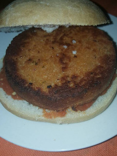 Una foto de Hamburguesa y albóndigas de garbanzos